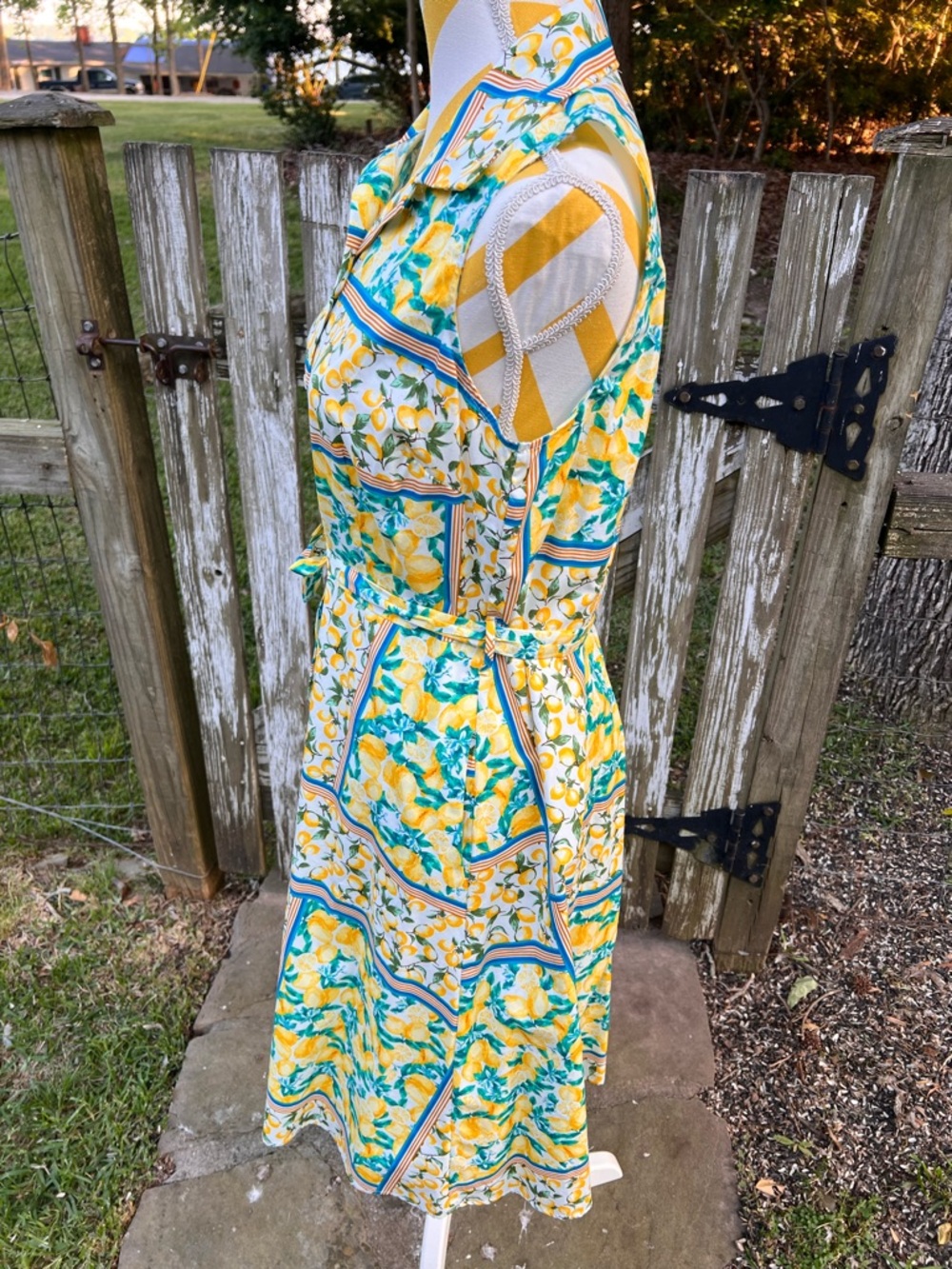 Sleeveless Yellow Lemon-Print Midi Shirt Dress with Tie Waist - Picture 3 of 7